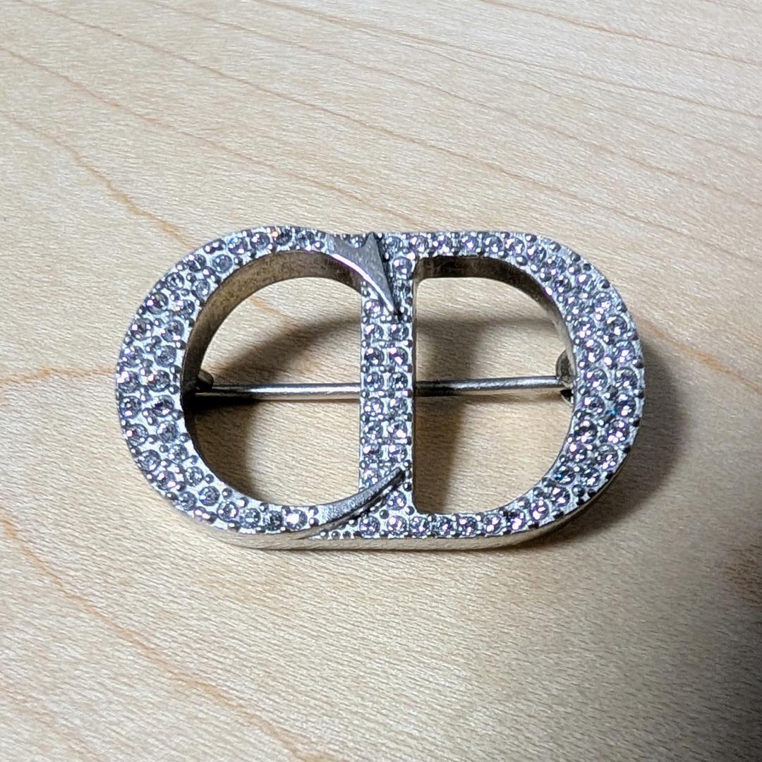 DIOR CD Icon ブローチ スターリングシルバー & クリスタル