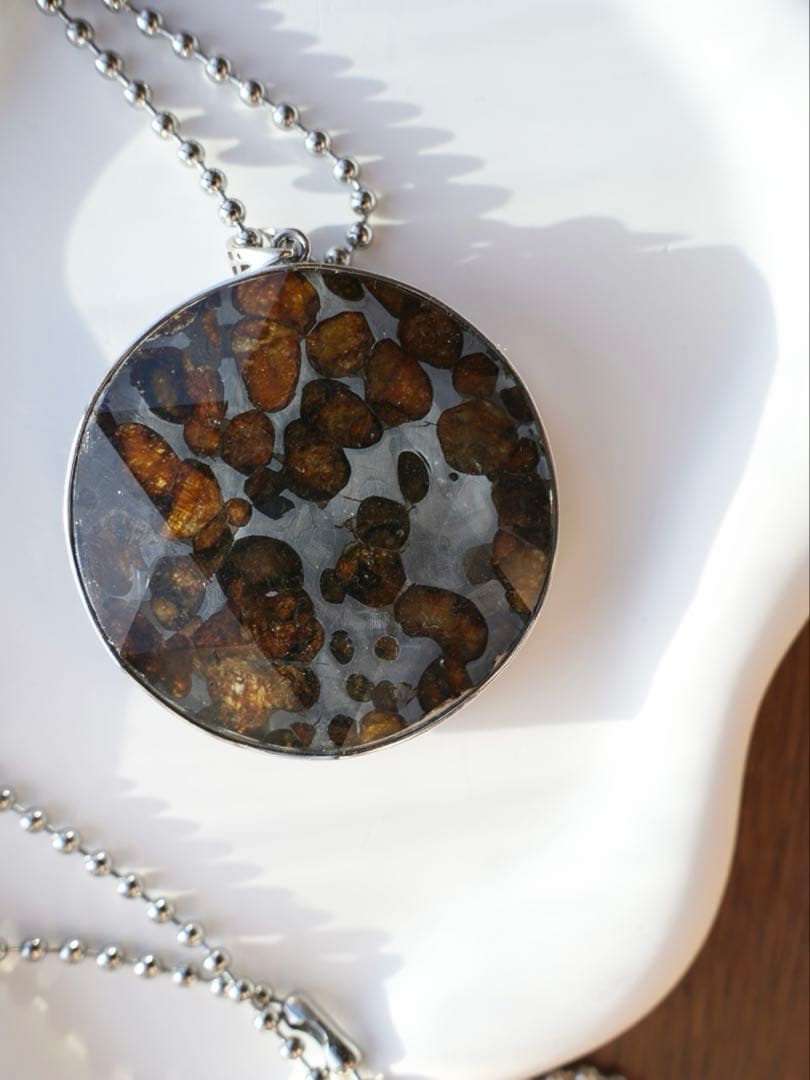 【一点物・特大51.6mm】セリコ産　パラサイト隕石 黄金オリビン ペンダント