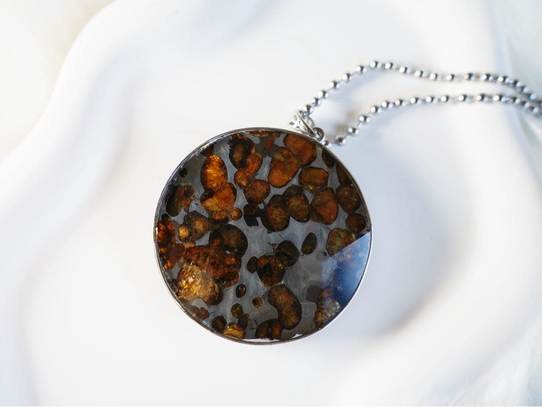 【一点物・特大51.6mm】セリコ産　パラサイト隕石 黄金オリビン ペンダント