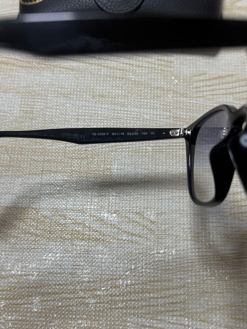 レイバン RB 4258-F ブラック ブルーグラデーションレンズ