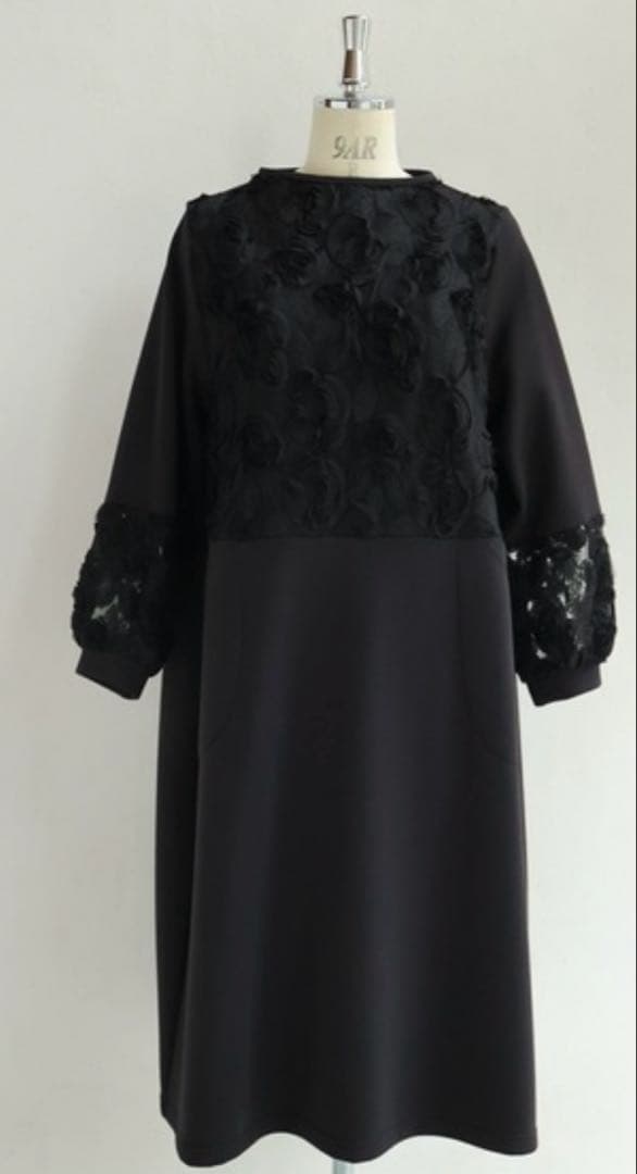 素敵な黒花レリーフのコクーンシルエット ミディアムワンピース♡