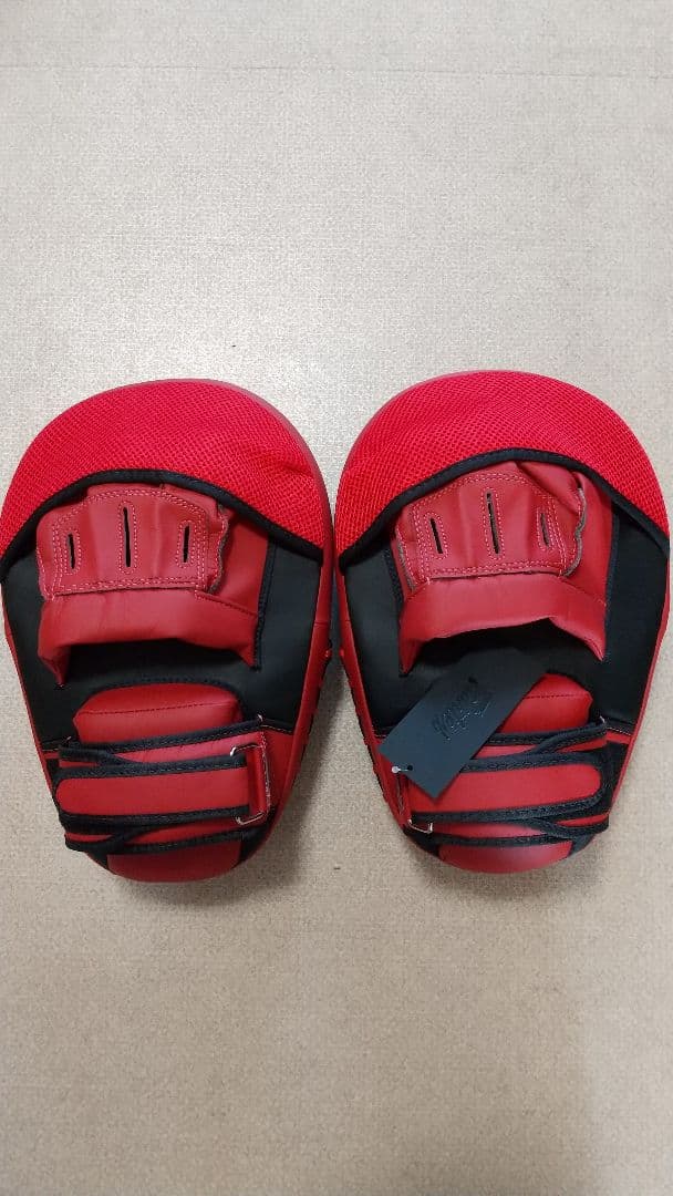 合革製FAIRTEX湾曲パンチングミット FMW-13 黒＆赤 (新品)