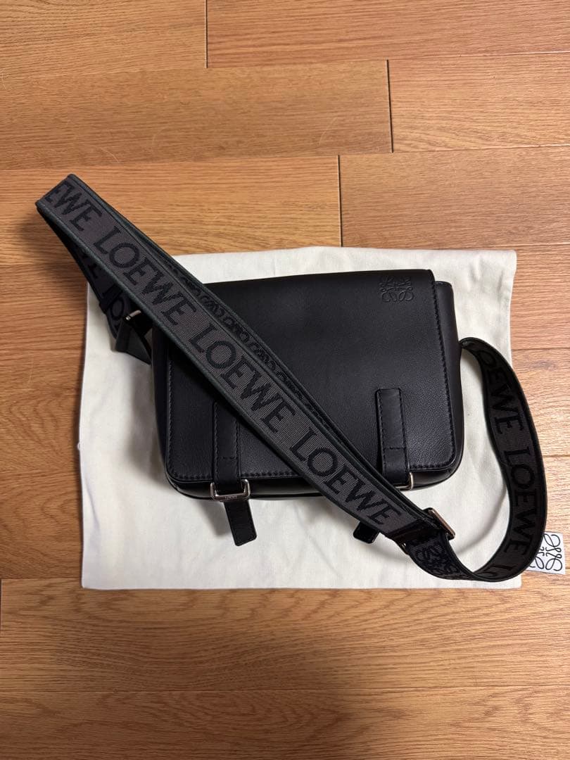 LOEWE ブラック ショルダーバッグ　ミリタリーメッセンジャー
