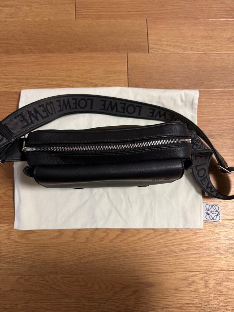 LOEWE ブラック ショルダーバッグ　ミリタリーメッセンジャー