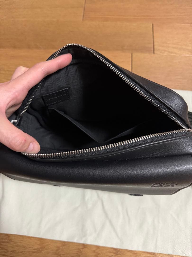 LOEWE ブラック ショルダーバッグ　ミリタリーメッセンジャー