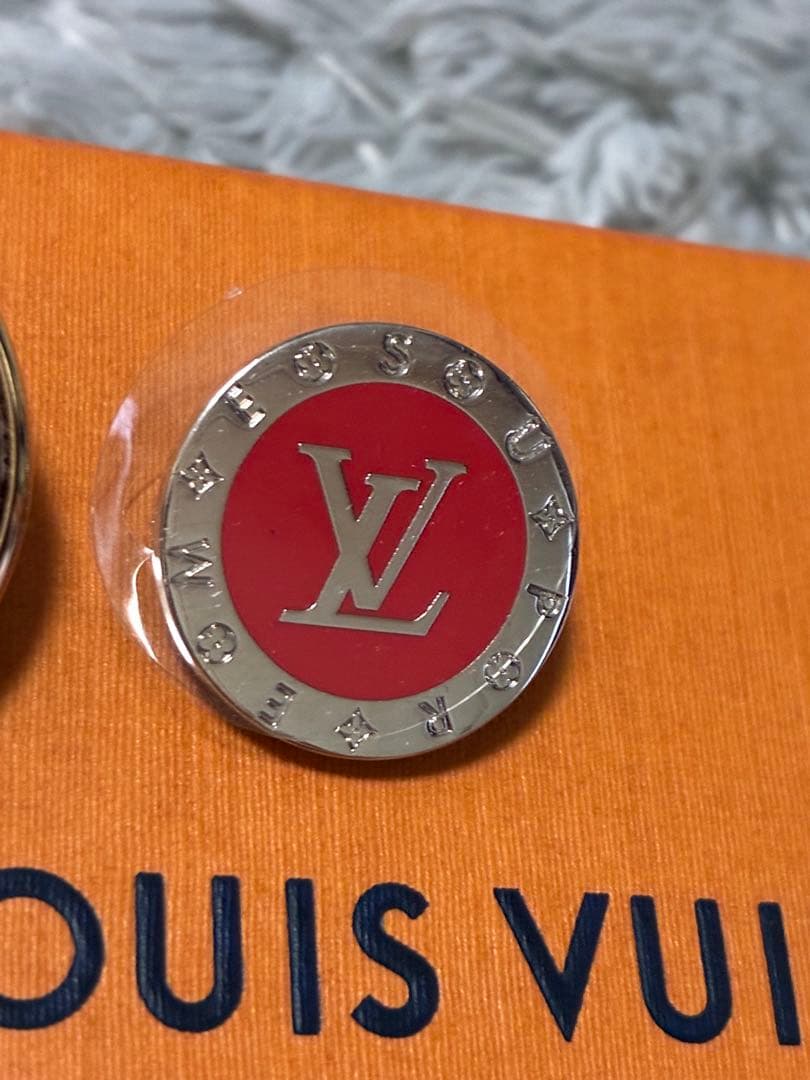 ルイ・ヴィトン シュプリーム　コラボ　ピンバッジ　未使用品　箱　袋付