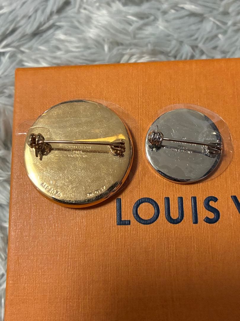 ルイ・ヴィトン シュプリーム　コラボ　ピンバッジ　未使用品　箱　袋付