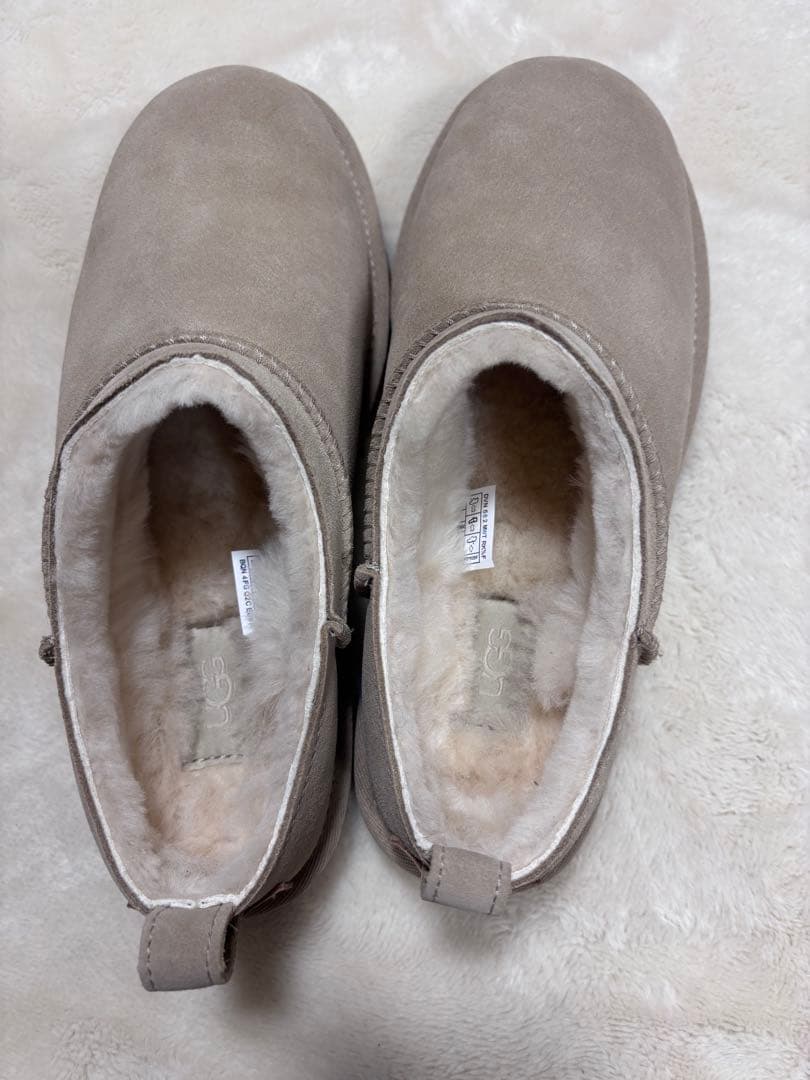 新品未使用　＜UGG＞クラシック マイクロ ショートブーツ　サイズ8