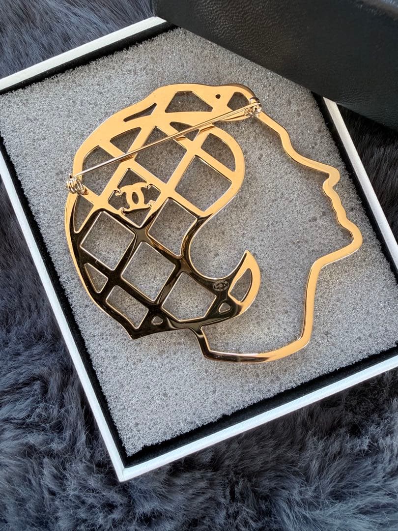 CHANEL ブラックストーン未使用シルエット型ブローチ