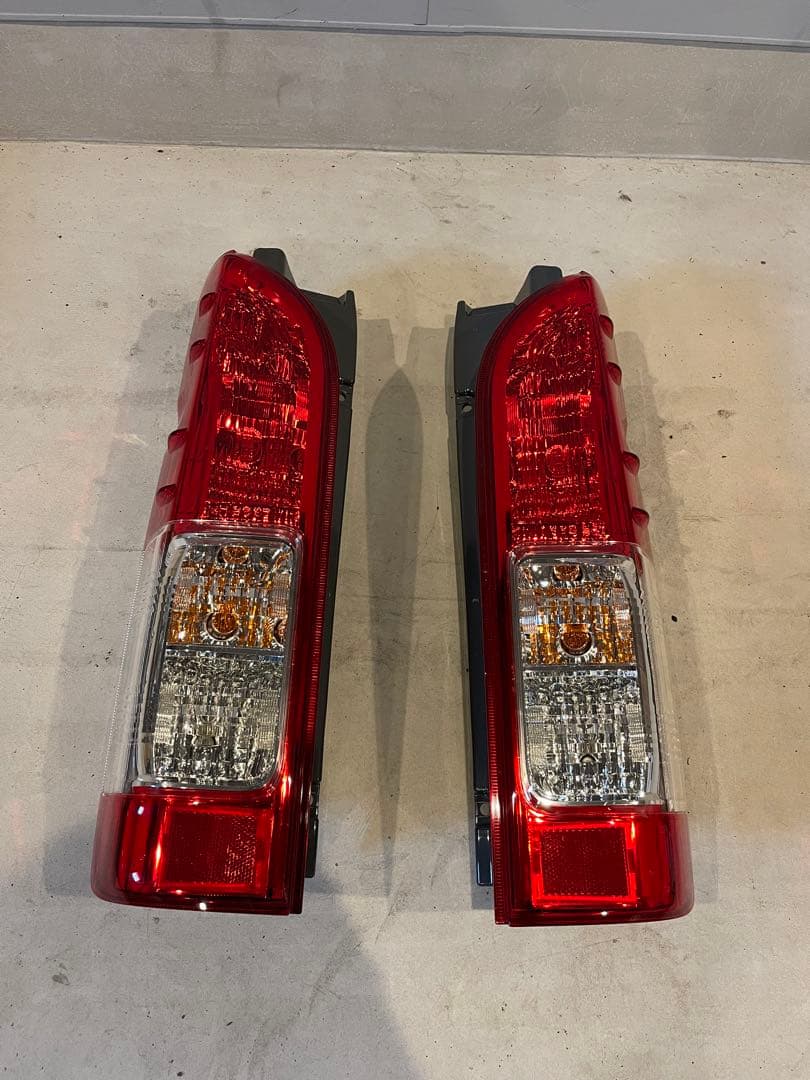 ハイエース 200系 4型 純正バックランプ テールランプ 左右