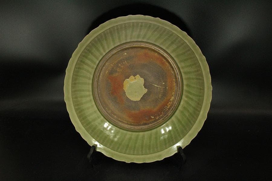 中国美術 青磁 刻草花紋 皿 φ42.5cm(ZE728)