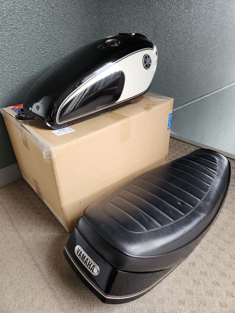 【SR400 500】　タンク、シート及び (おまけ付き)