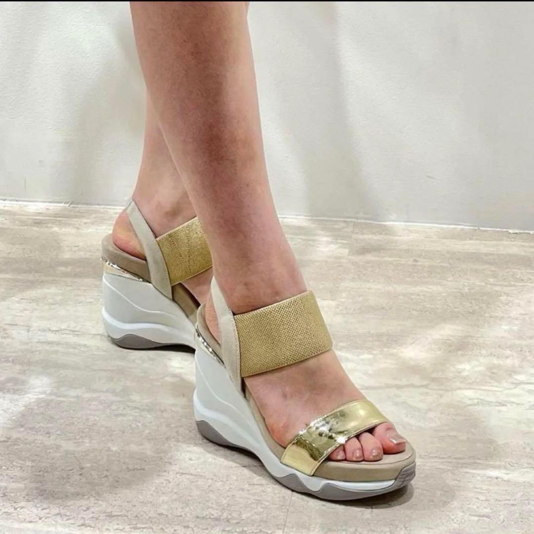 +diana プラスダイアナ　ハイウェッジ メタリックサンダル ゴールド