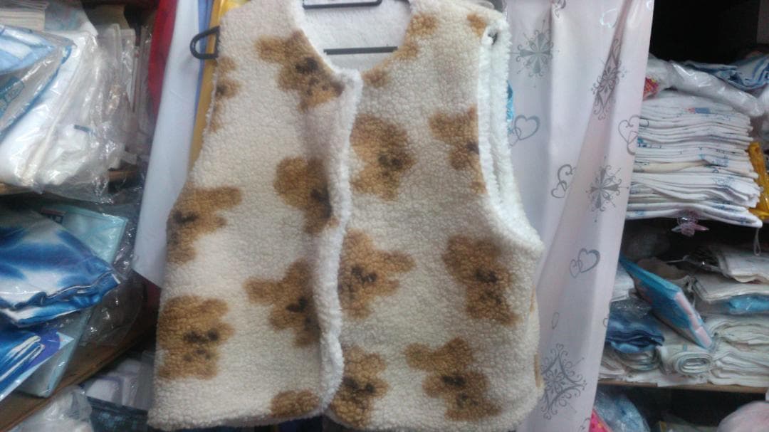 大人サイズ　フリース ベスト ベージュの熊柄　もこもこ　ふさふさ　暖かい　男女可