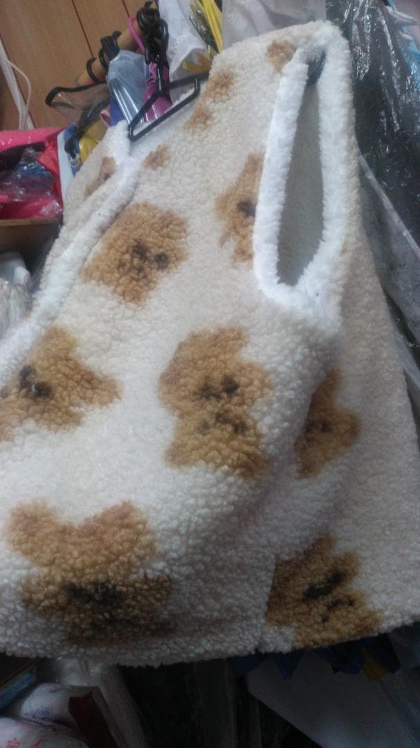 大人サイズ　フリース ベスト ベージュの熊柄　もこもこ　ふさふさ　暖かい　男女可