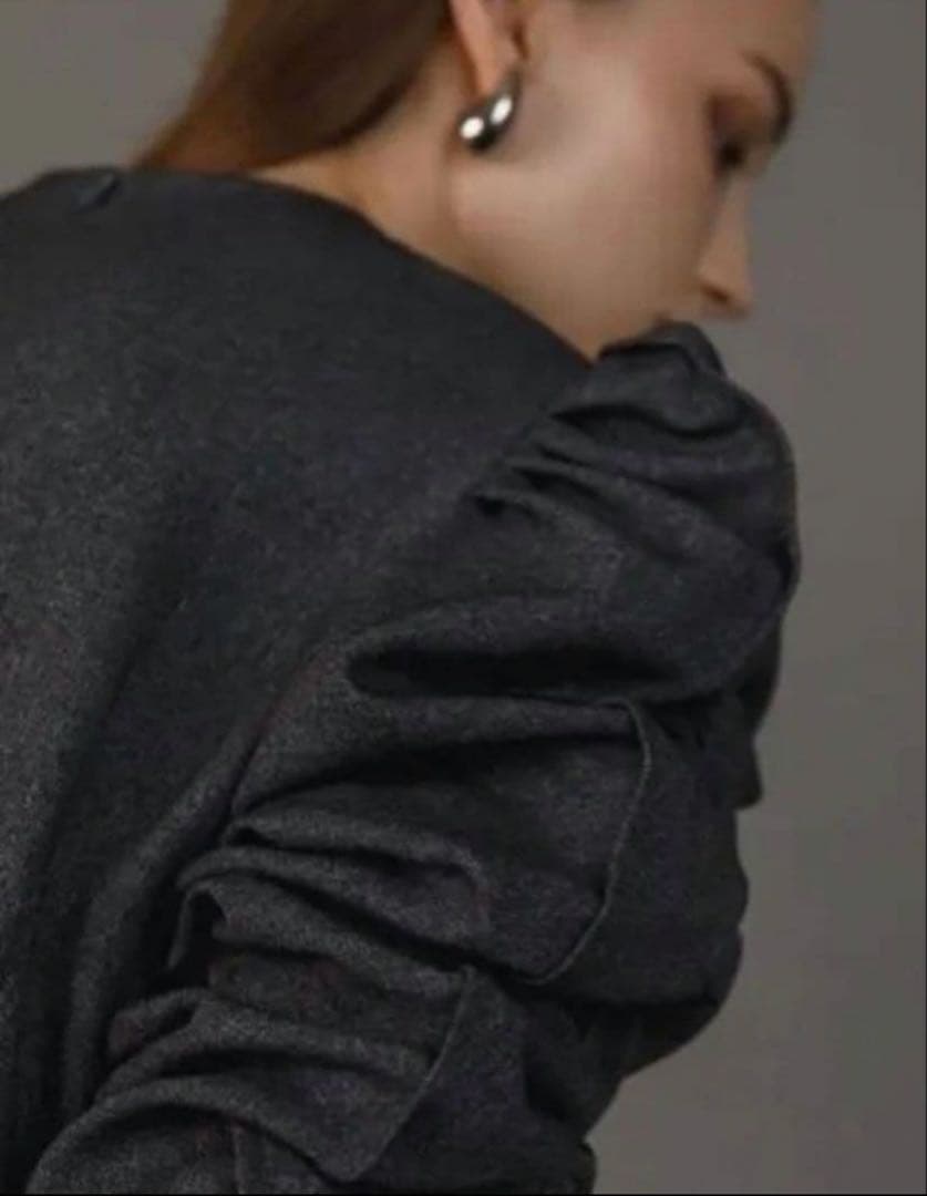 Heve シャーリングペプラムブラウス　チャコール