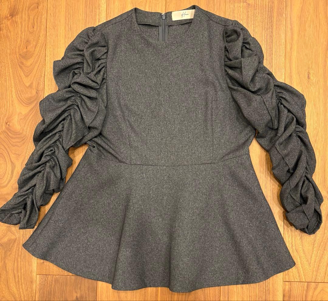 Heve シャーリングペプラムブラウス　チャコール