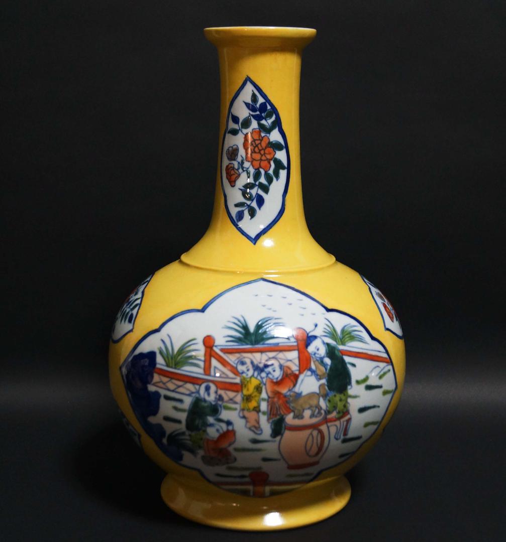 景徳鎮製 大清康熙年製在銘 黄釉地色絵窓絵『唐子遊戯図』大型飾壺 花器 高32㎝