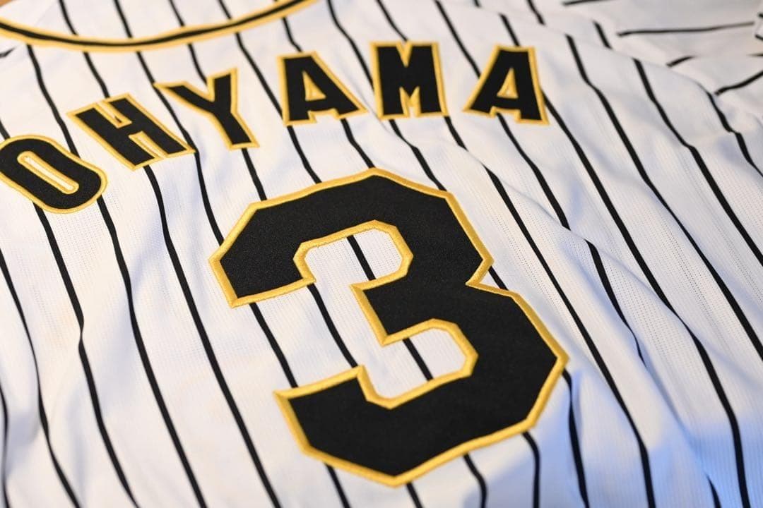 【美品・送料無料】阪神タイガース　大山悠輔　ユニフォーム 応援グッズ L