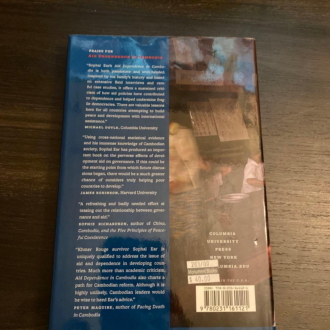 洋書 Aid dependence in Cambodia