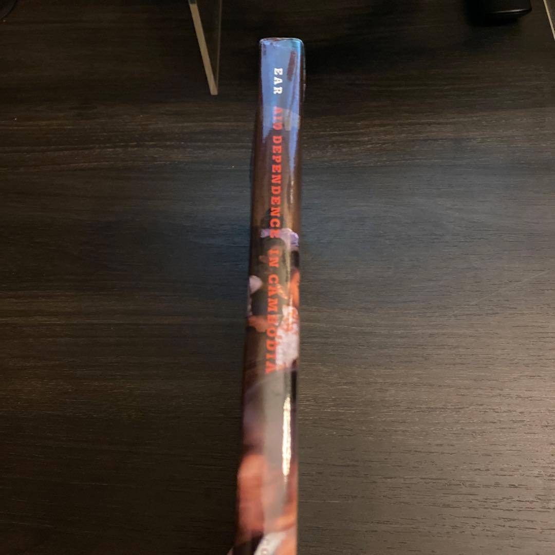 洋書 Aid dependence in Cambodia