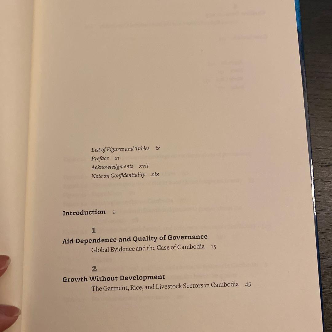 洋書 Aid dependence in Cambodia