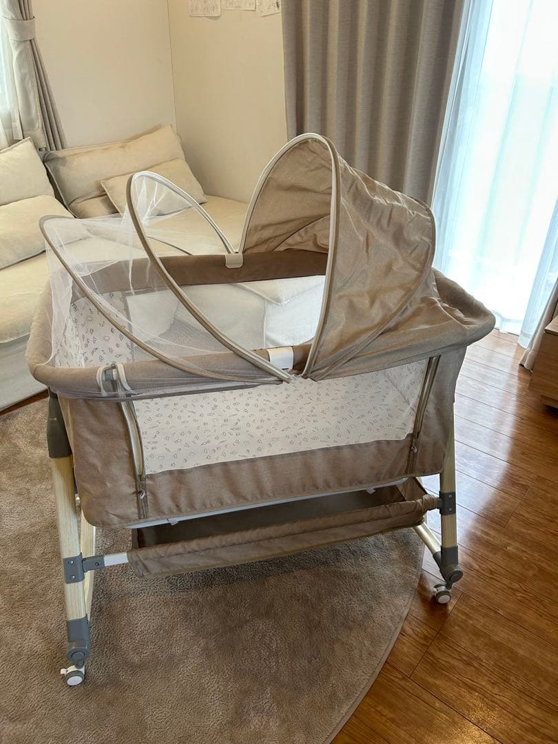 折りたためて添い寝できるベビーベッド