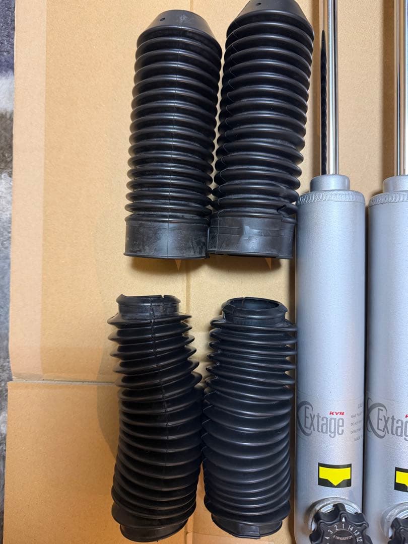 KYB カヤバ エクステージ ハイエース　4WD