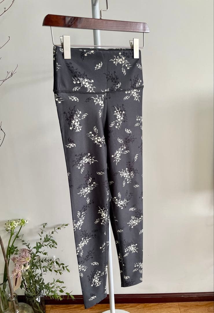 エミヨガ新品2点セット❗️限定リトルフラワーレギンス&サスティナレッチプルオーバー