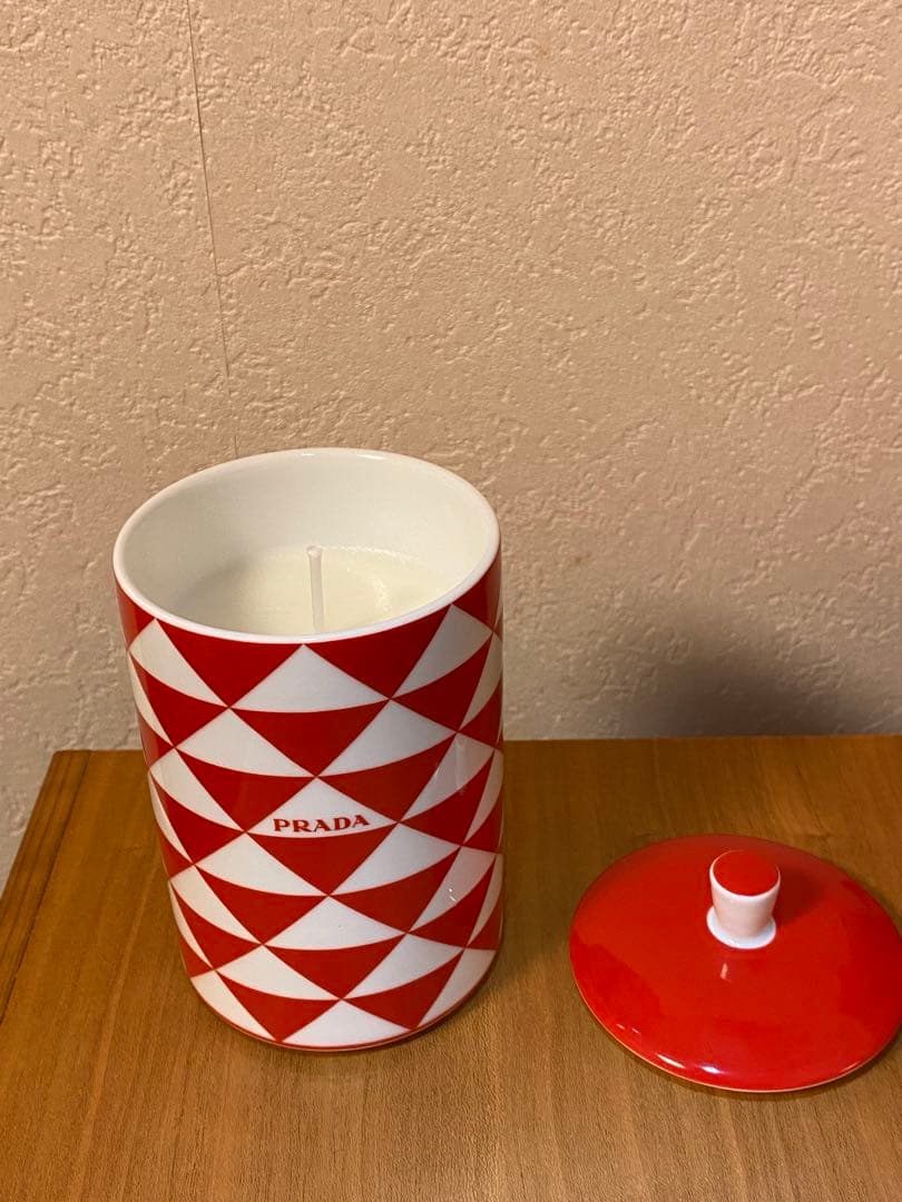 PRADA 赤と白のキャンドルホルダー