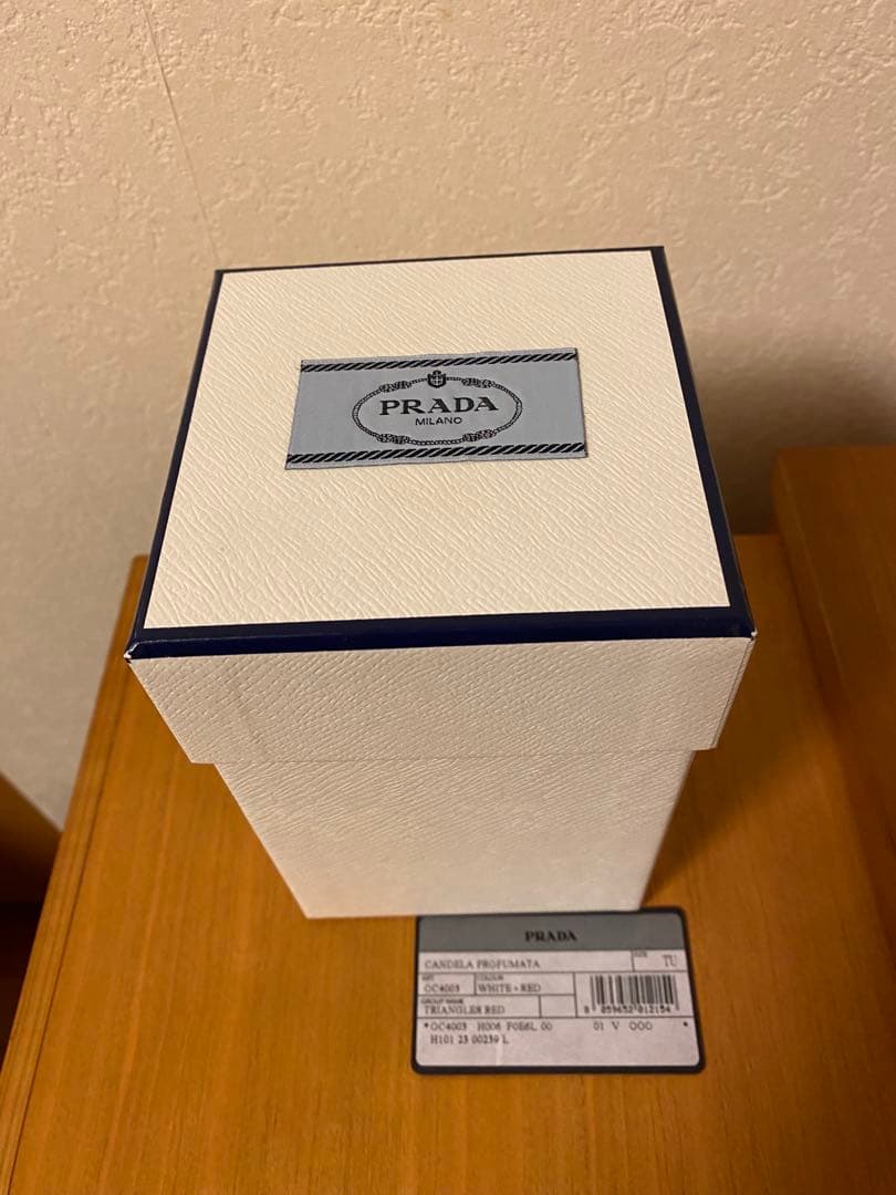 PRADA 赤と白のキャンドルホルダー