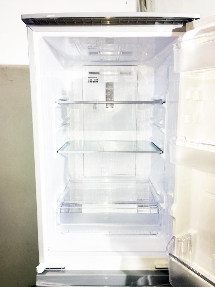 玄関前SHARP 167L 冷蔵庫【SJ-D17D-S】E4AO