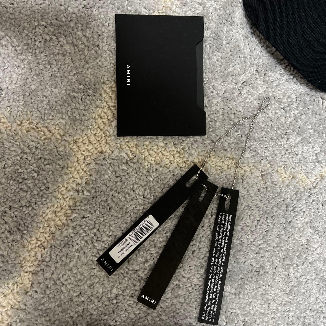 黒のトラッカーキャップ刺繍ロゴ