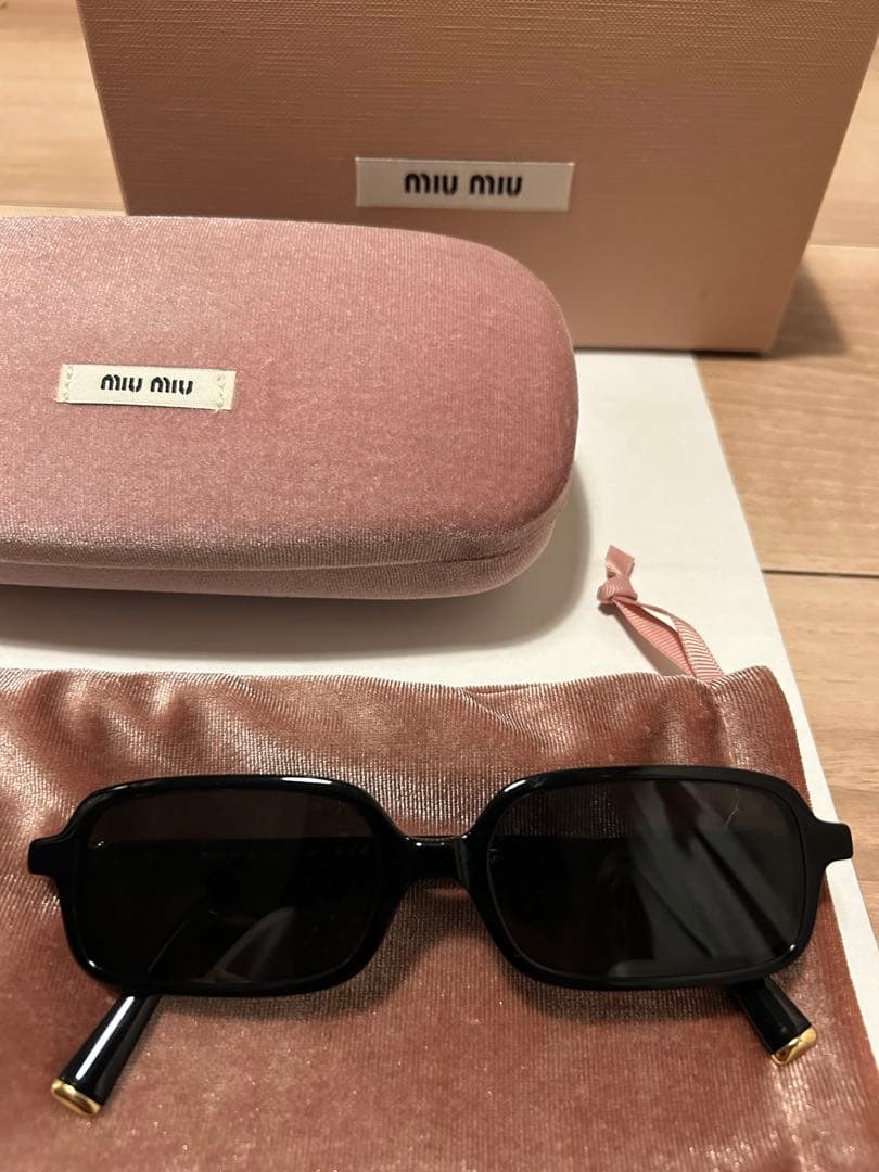 miu miu / ブラックサングラス ケース付き