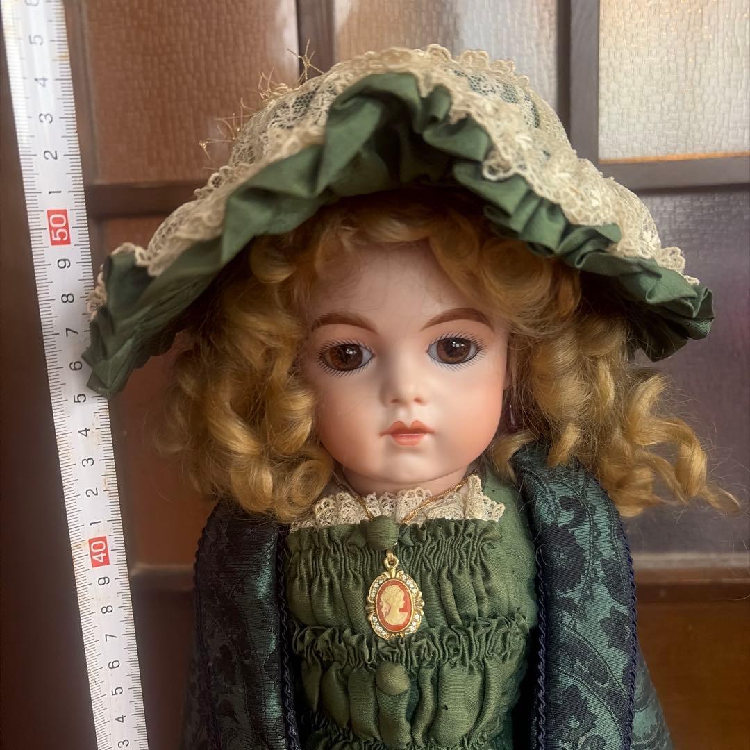 緑色のドレスと帽子の人形