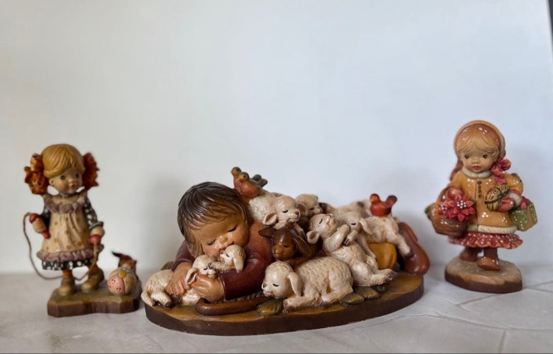 アンリ人形　Shepherd lying with lambs nativity