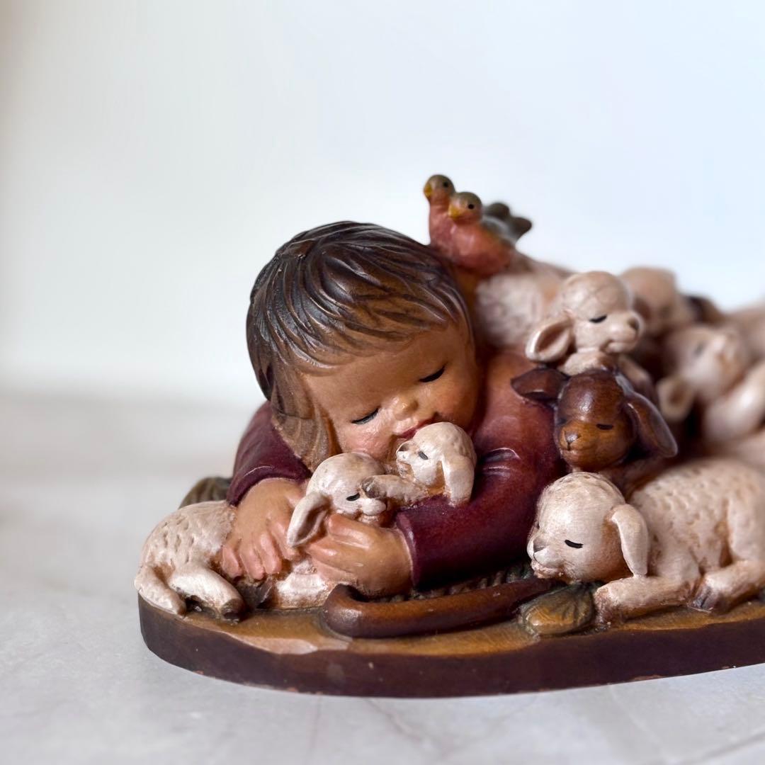 アンリ人形　Shepherd lying with lambs nativity