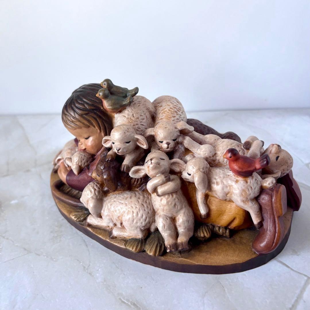 アンリ人形　Shepherd lying with lambs nativity