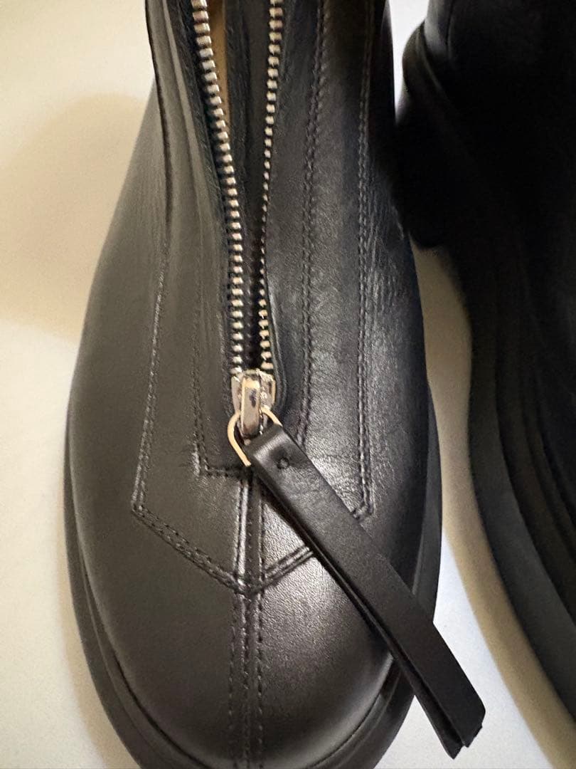 ザロウジッパー付き ブラック 厚底 ショートブーツ