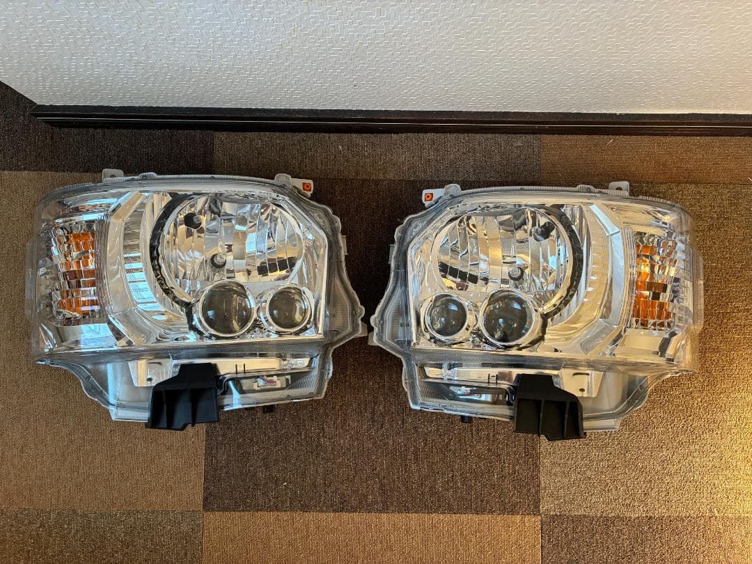 バタ　新車外し200系ハイエースLEDヘッドライト2個セット（送料込み）