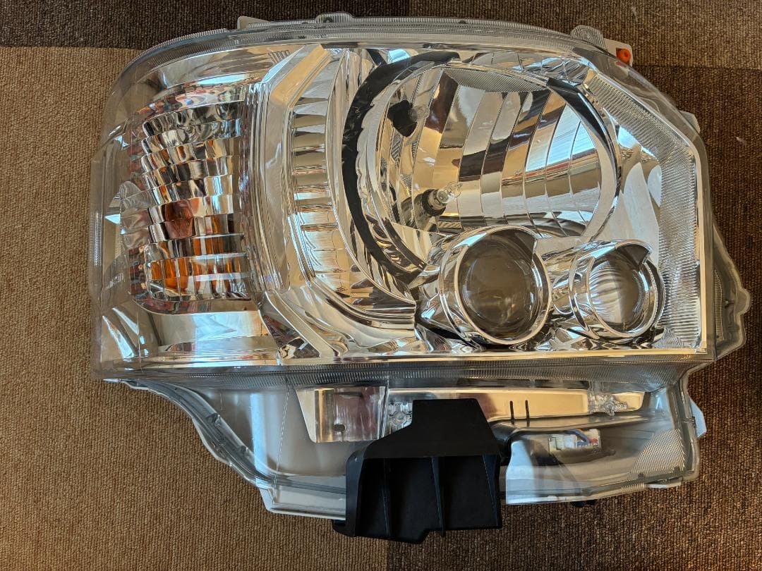 バタ　新車外し200系ハイエースLEDヘッドライト2個セット（送料込み）