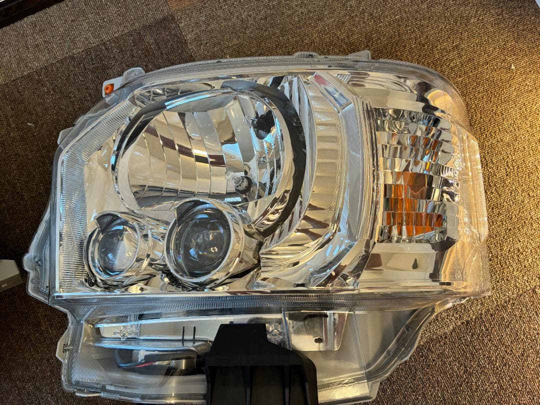 バタ　新車外し200系ハイエースLEDヘッドライト2個セット（送料込み）