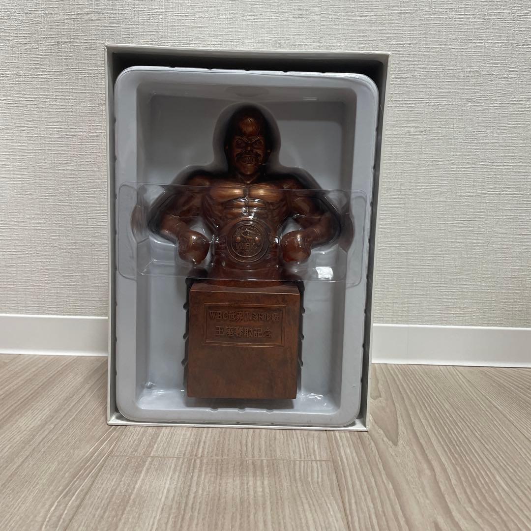 はじめの一歩 鷹村の胸像