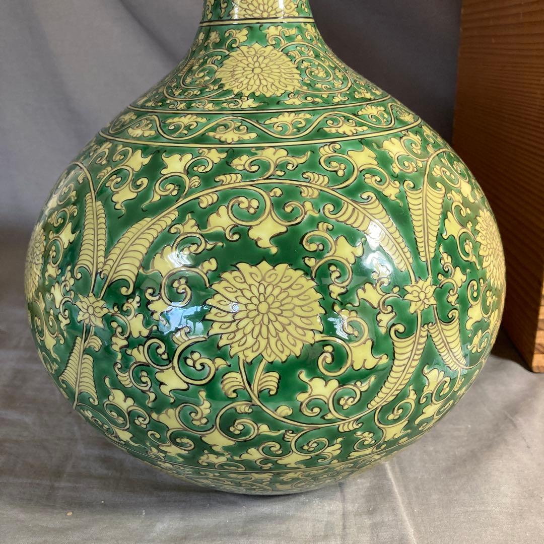 【源右衛門】古伊万里の伝統　日本の名窯　舘林源右衛門作　黄緑彩兜唐草文　大花瓶