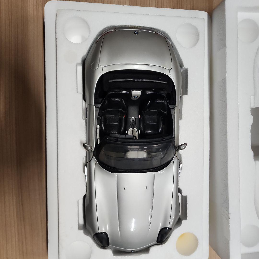 007  Z8 1/12スケール ミニカー