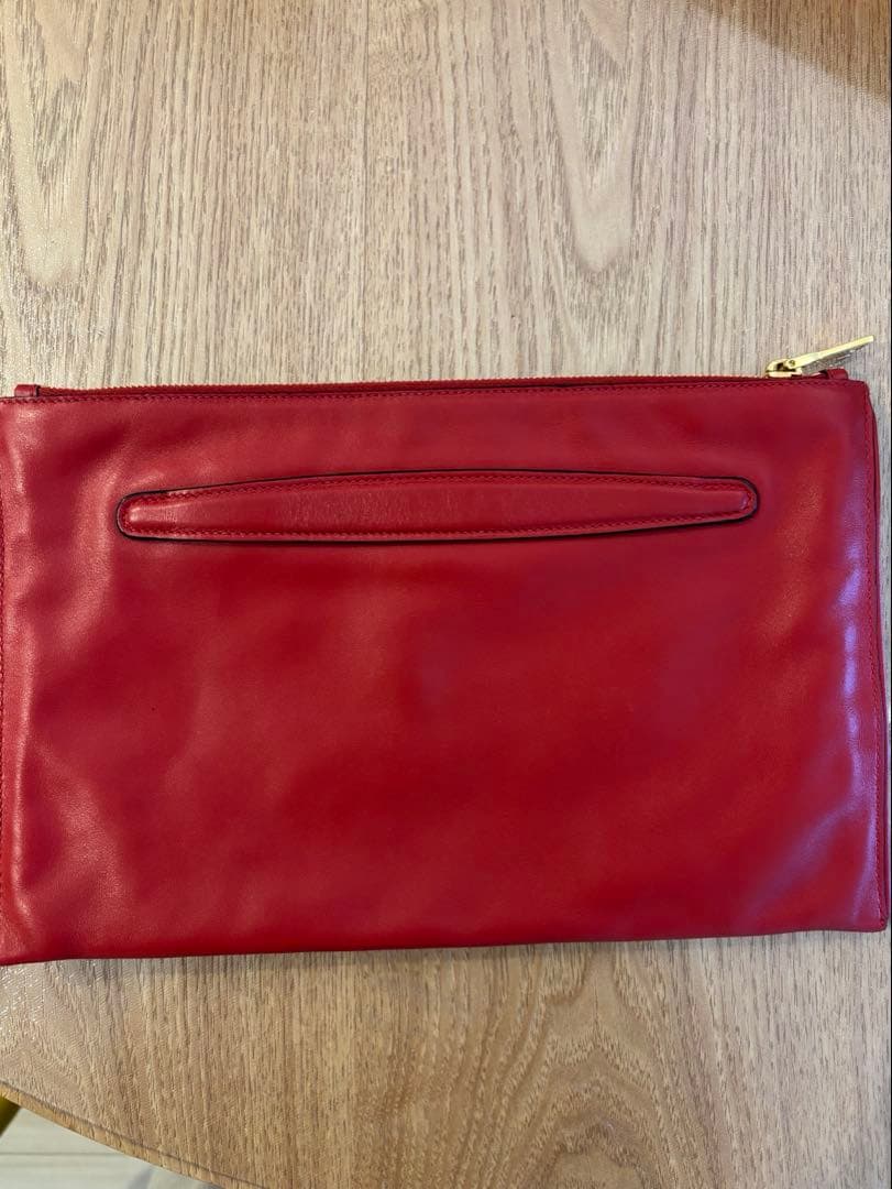 MIU MIU スタッズ付きレッドクラッチバッグ