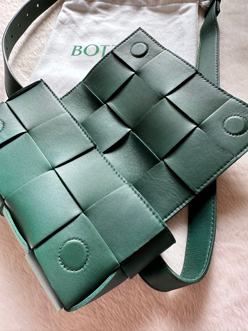 新品●BOTTEGA VENETA カセット ショルダーバッグ レザー ボッテガ