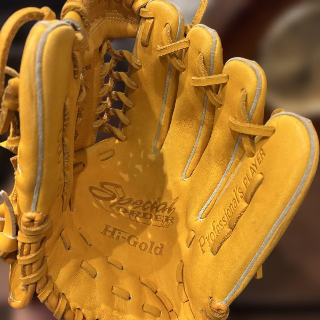 石井琢朗サイン入りグローブ