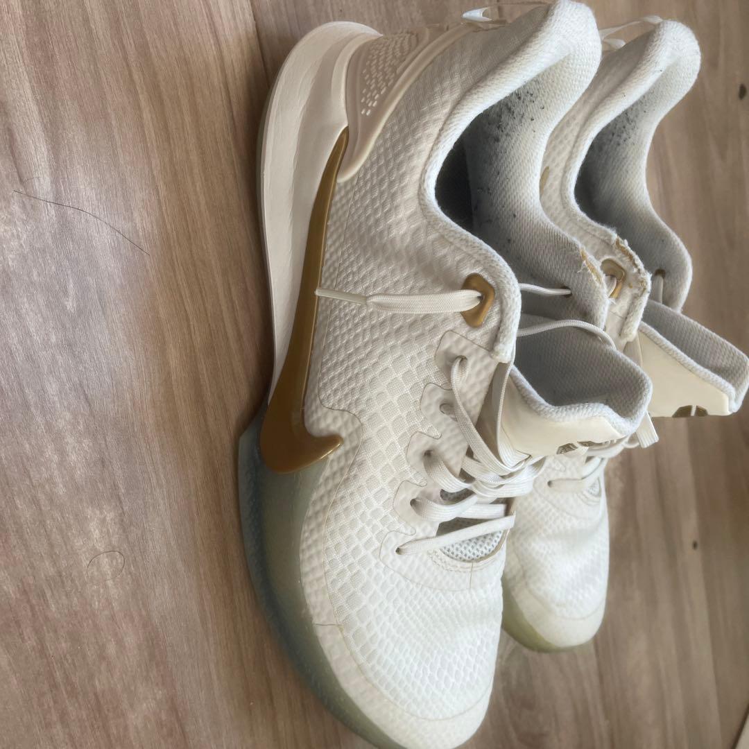 Nike バスケットボールシューズ マンバフォーカス ホワイト/ゴールド