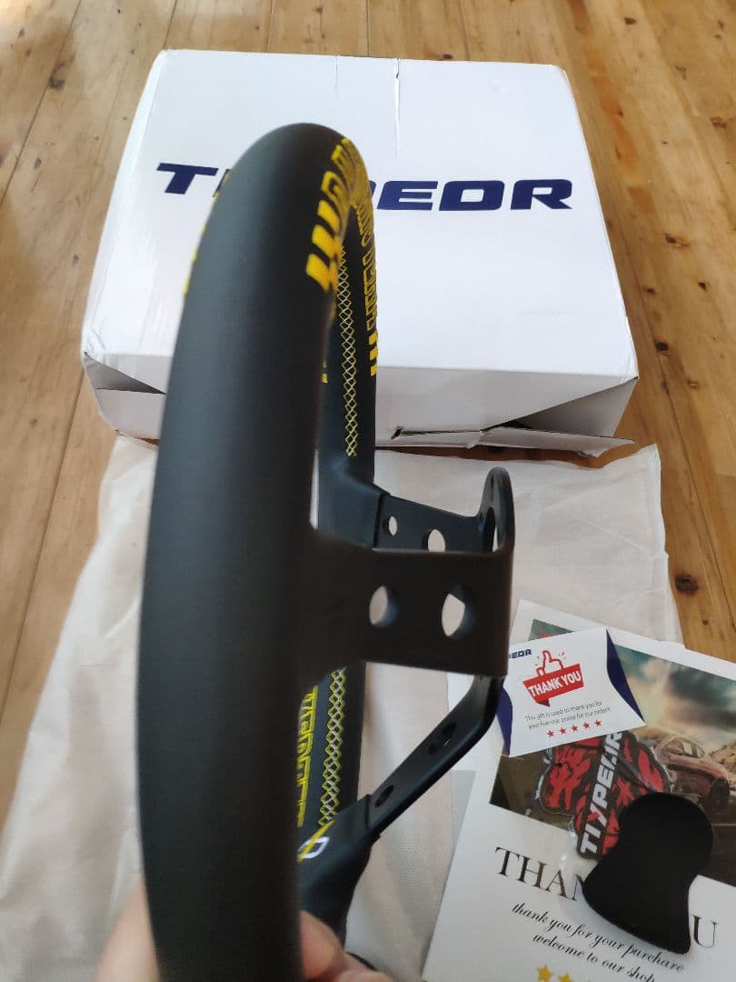 革 刺繍 ステアリング 13インチ 325m MOMOピッチ70